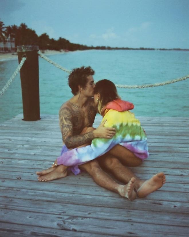 Justin Bieber khoe ảnh ngọt ngào cùng bà xã Hailey sau tin đồn hình xăm mới là dành cho Selena Gomez 22