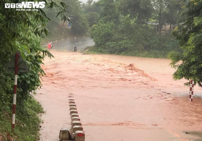 Ảnh: Mưa trắng trời, nước lũ ở các huyện miền núi Quảng Trị lên nhanh - 7