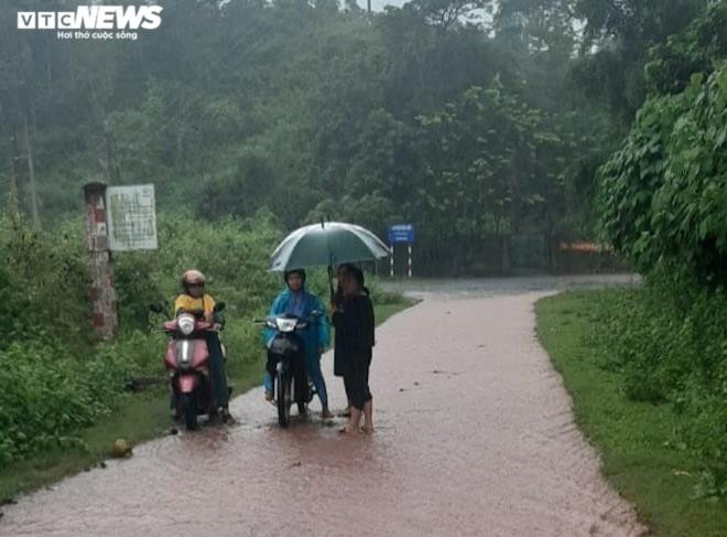 Ảnh: Mưa trắng trời, nước lũ ở các huyện miền núi Quảng Trị lên nhanh - 8