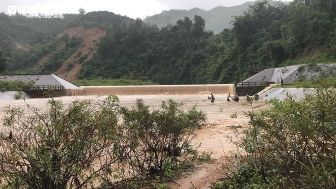 Ảnh: Mưa trắng trời, nước lũ ở các huyện miền núi Quảng Trị lên nhanh - 5