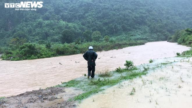 Ảnh: Mưa trắng trời, nước lũ ở các huyện miền núi Quảng Trị lên nhanh - 11