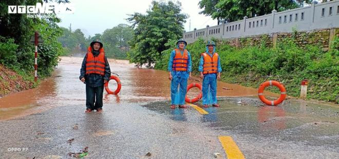 Ảnh: Mưa trắng trời, nước lũ ở các huyện miền núi Quảng Trị lên nhanh - 9