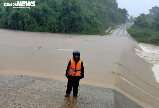 Ảnh: Mưa trắng trời, nước lũ ở các huyện miền núi Quảng Trị lên nhanh - 4