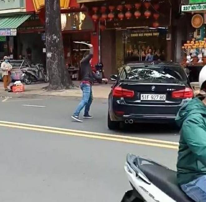 Vì sao nam thanh niên cầm thanh sắt đập xe BMW trên phố? - 1
