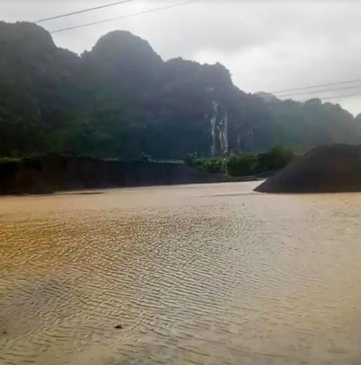 Quảng Bình: Hàng trăm hộ dân với gần 1000 người bị cô lập do mưa lớn