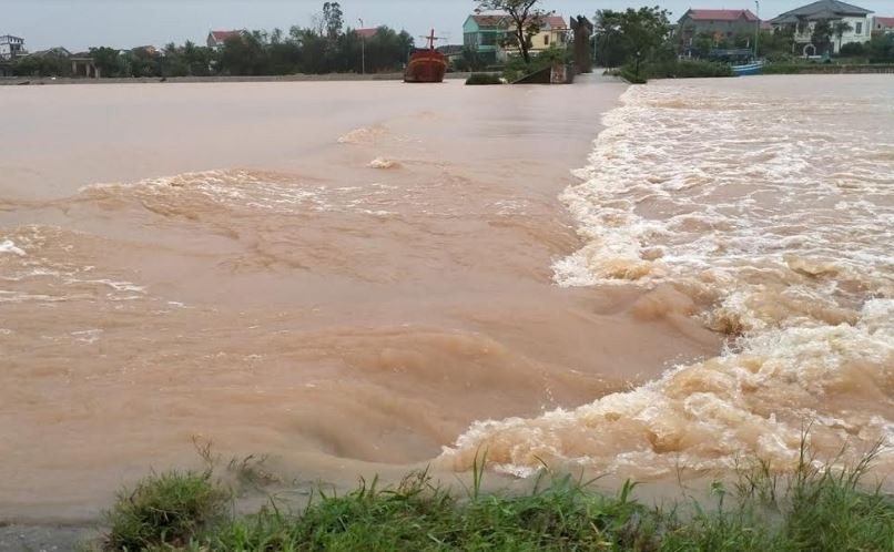 Quảng Bình: 25 thôn bản bị cô lập, nhiều tuyến đường tê liệt vì mưa lũ