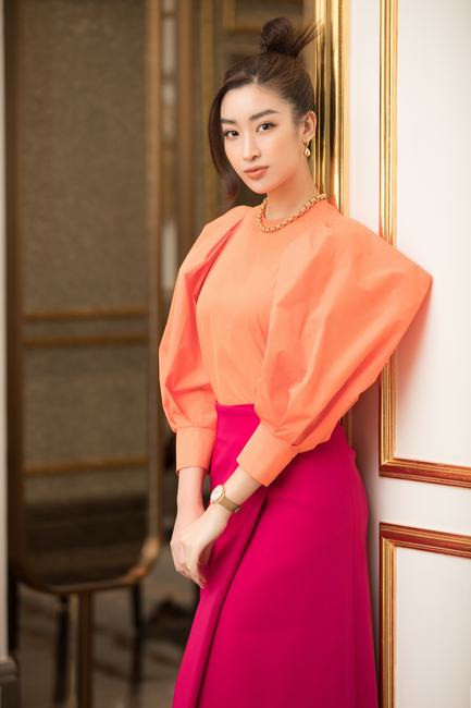 Tiểu Vy, Đỗ Mỹ Linh cùng hội chị em diện váy áo đủ màu dự họp báo