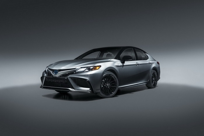 Toyota Camry Hybrid 2021 có giá từ 28.300 USD