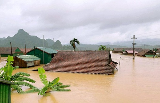 Nhiều ngôi nhà ở xã Tân hóa bị nước dâng tận nóc. Ảnh: Tiến Thành