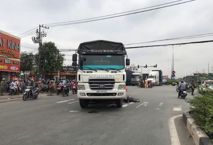Bình Dương: Tai nạn giữa xe tải và xe máy khiến 1 người tử vong