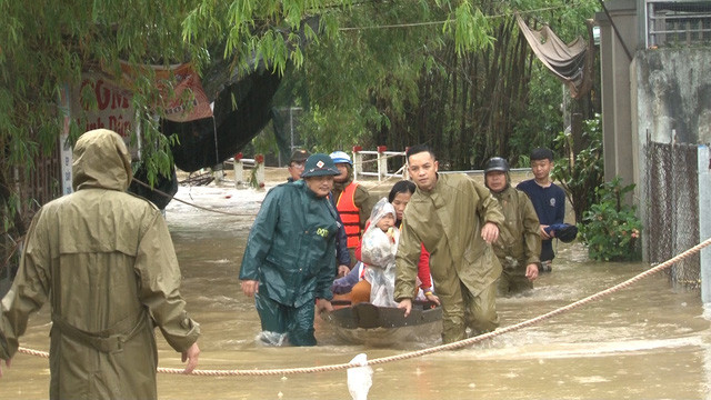 Huế: Ngập lụt nặng do mưa kéo dài nhiều ngày