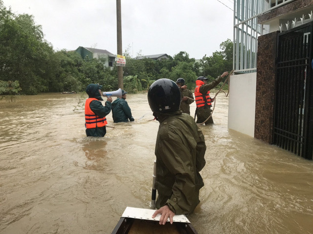 Huế: Ngập lụt nặng do mưa kéo dài nhiều ngày