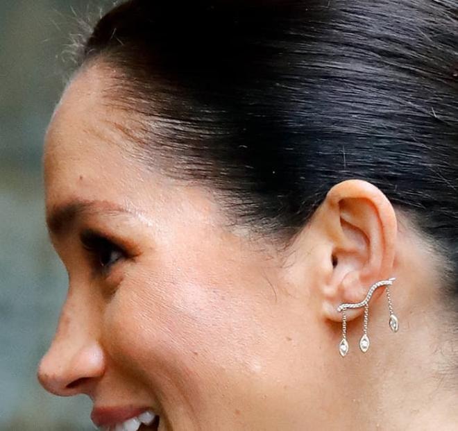 Giải mã ý nghĩa đằng sau sợi dây chuyền mắt quỷ của Meghan Markle 7