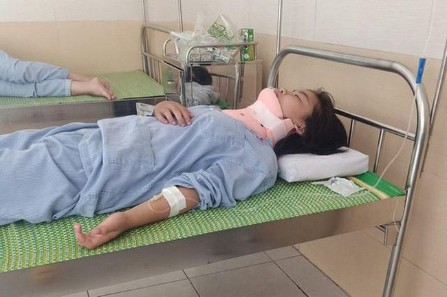 Nữ sinh phải nhập viện vì chấn thương cột sống cổ.