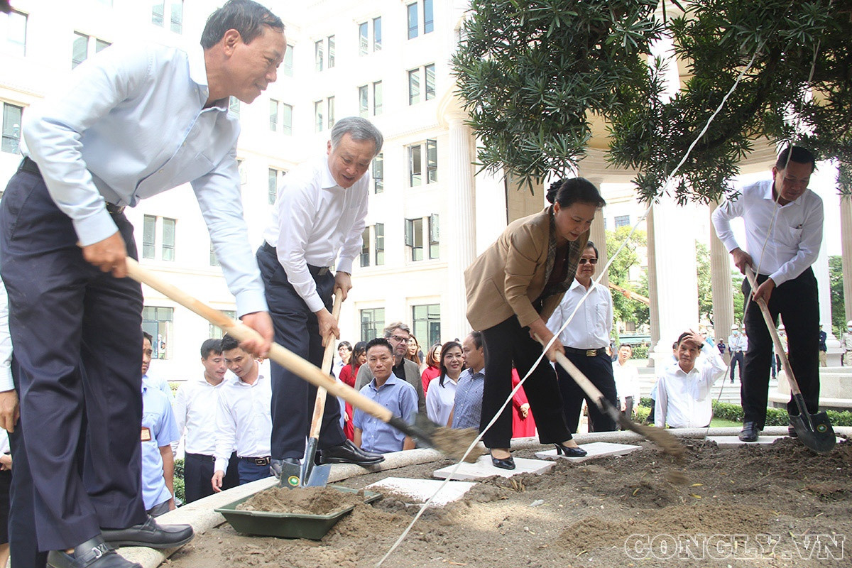 Chủ tịch Quốc hội Nguyễn Thị Kim Ngân thăm công trình xây dựng trụ sở làm việc TANDTC