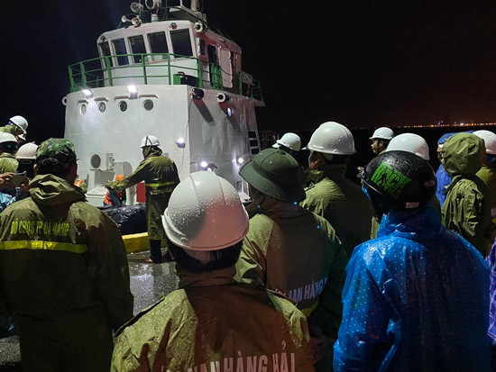 Đà Nẵng: 4 tàu cá bị sóng đánh chìm, 2 người mất tích