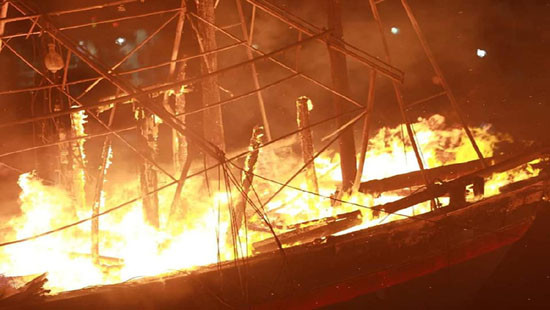 4 tàu cá của ngư dân bốc cháy dữ dội trong đêm