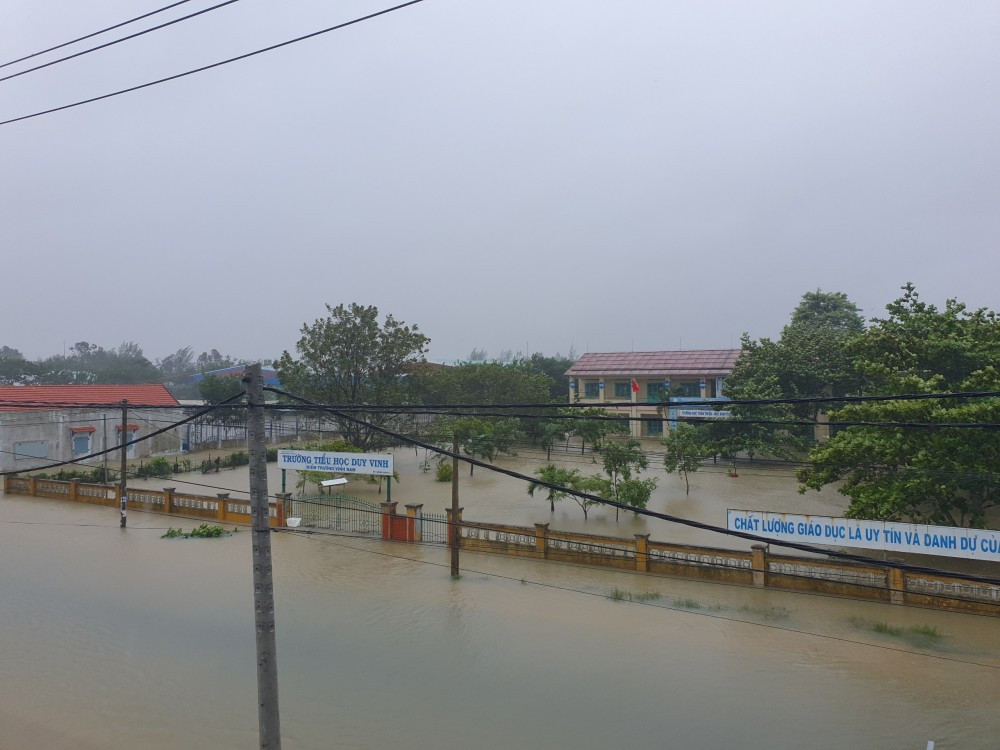 Nhiều ngôi nhà và trường học khu vực hạ lưu sông Thu Bồn chìm trong biển nước