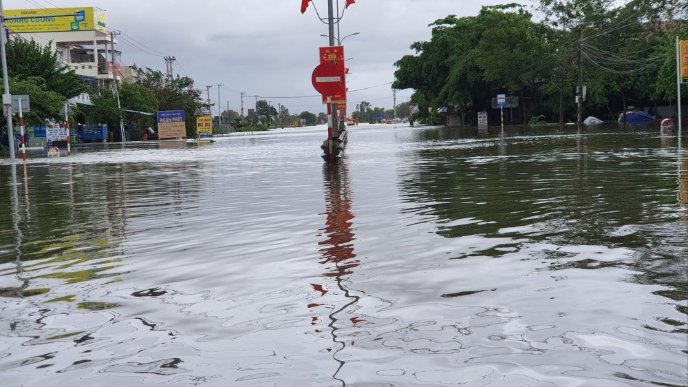 Quốc lộ 1A qua địa phận Quảng Nam bị chia cắt vì mưa bão  