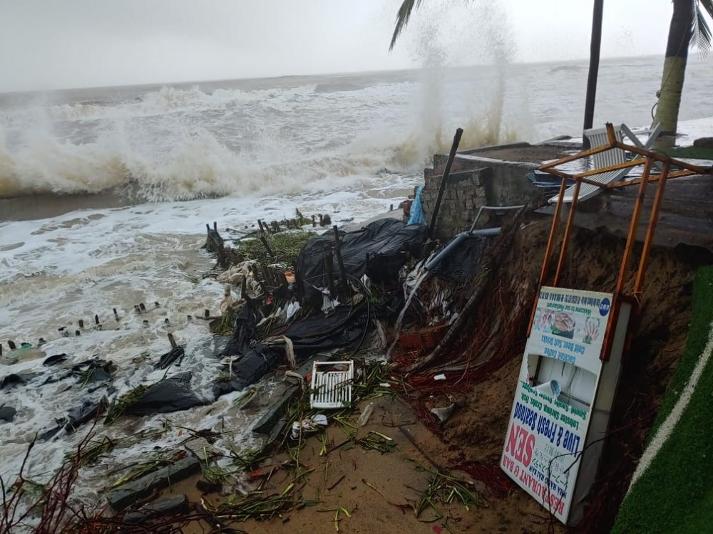 Sóng cao gây thiệt hại đến khuôn viên nhiều nhà hàng ven bờ biển