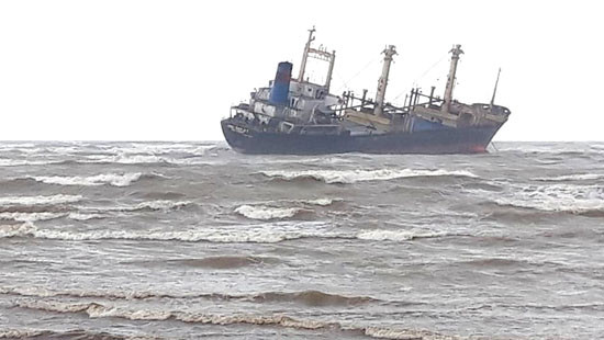 Hàng chục thuyền viên mắc kẹt trên biển được đưa vào bờ an toàn