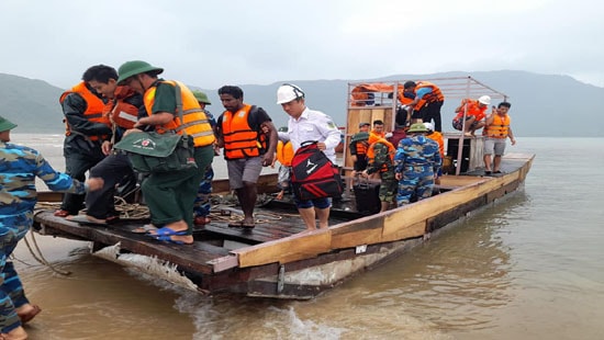 Hàng chục thuyền viên mắc kẹt trên biển được đưa vào bờ an toàn