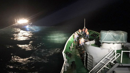 Hàng chục thuyền viên mắc kẹt trên biển được đưa vào bờ an toàn