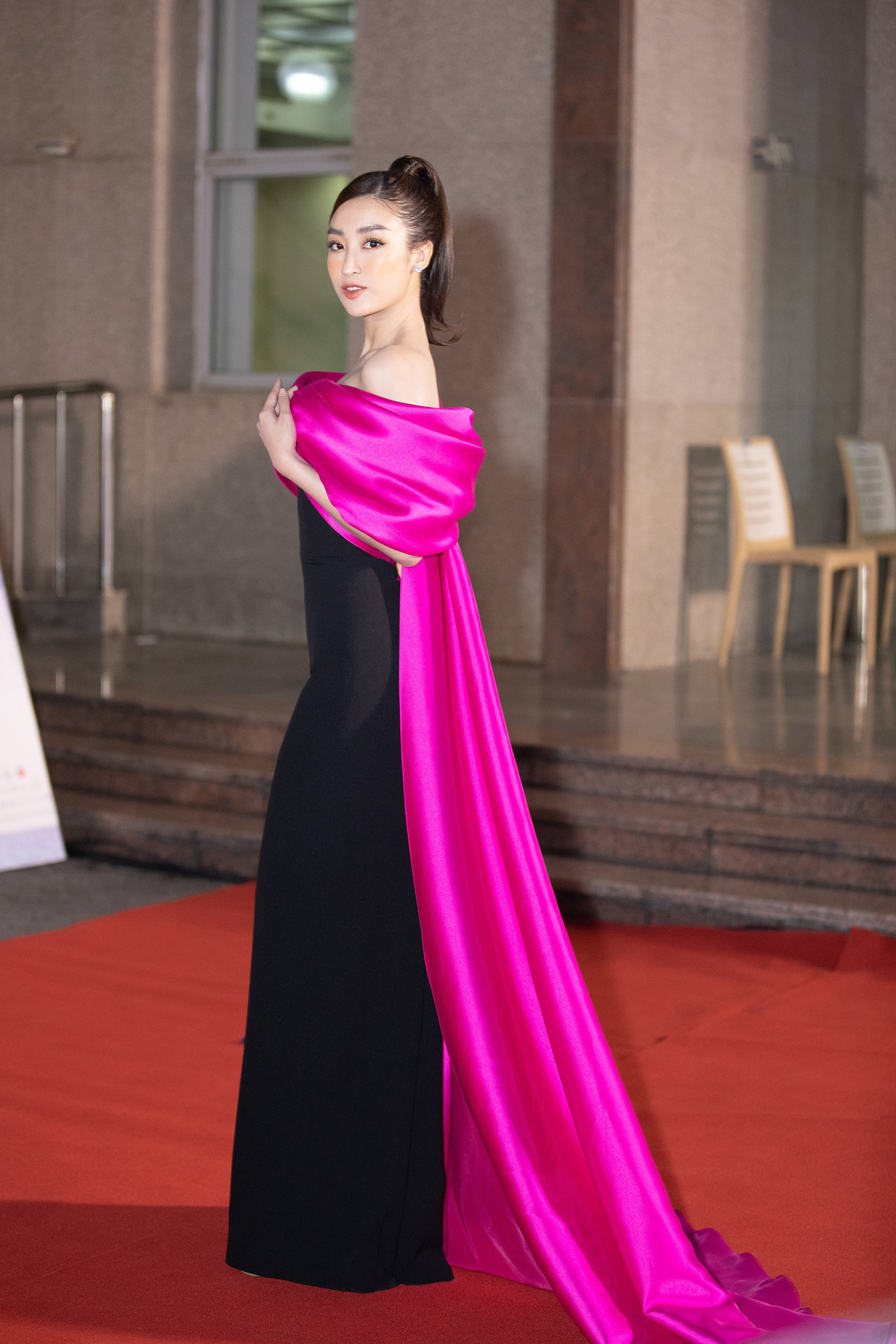 Á hậu Thụy Vân, Đỗ Mỹ Linh lộng lẫy trên thảm đỏ Bán kết Hoa hậu Việt Nam 2020 - Ảnh 6.