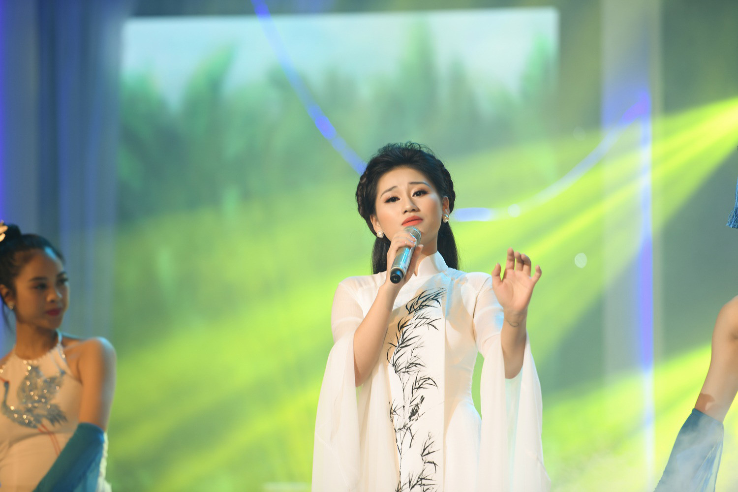 Cô gái trẻ xứ Nghệ giành Á quân Giọng hát hay Hà Nội 2020 - Ảnh 2.