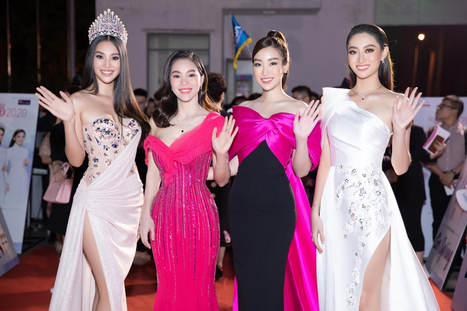 Á hậu Thụy Vân, Đỗ Mỹ Linh lộng lẫy trên thảm đỏ Bán kết Hoa hậu Việt Nam 2020 - Ảnh 4.
