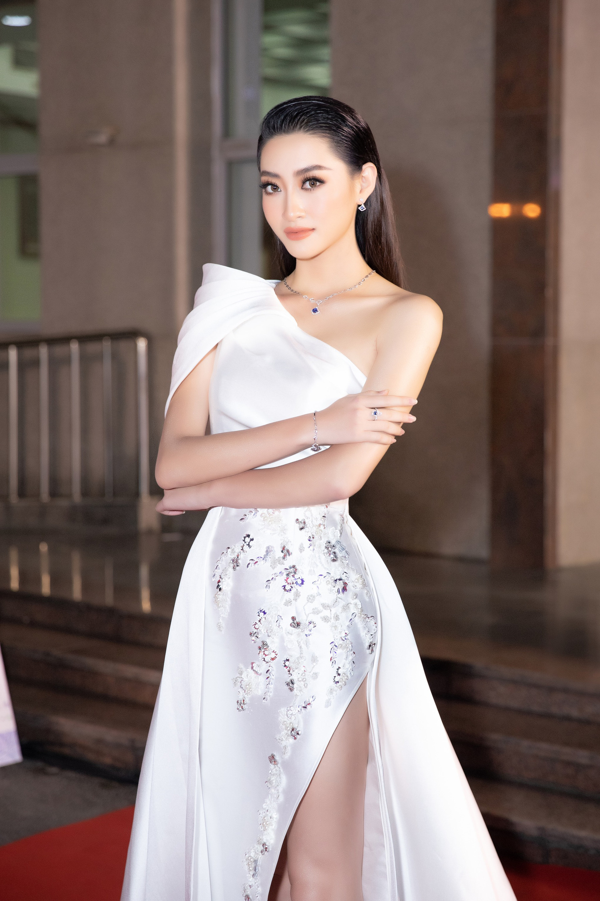 Á hậu Thụy Vân, Đỗ Mỹ Linh lộng lẫy trên thảm đỏ Bán kết Hoa hậu Việt Nam 2020 - Ảnh 7.