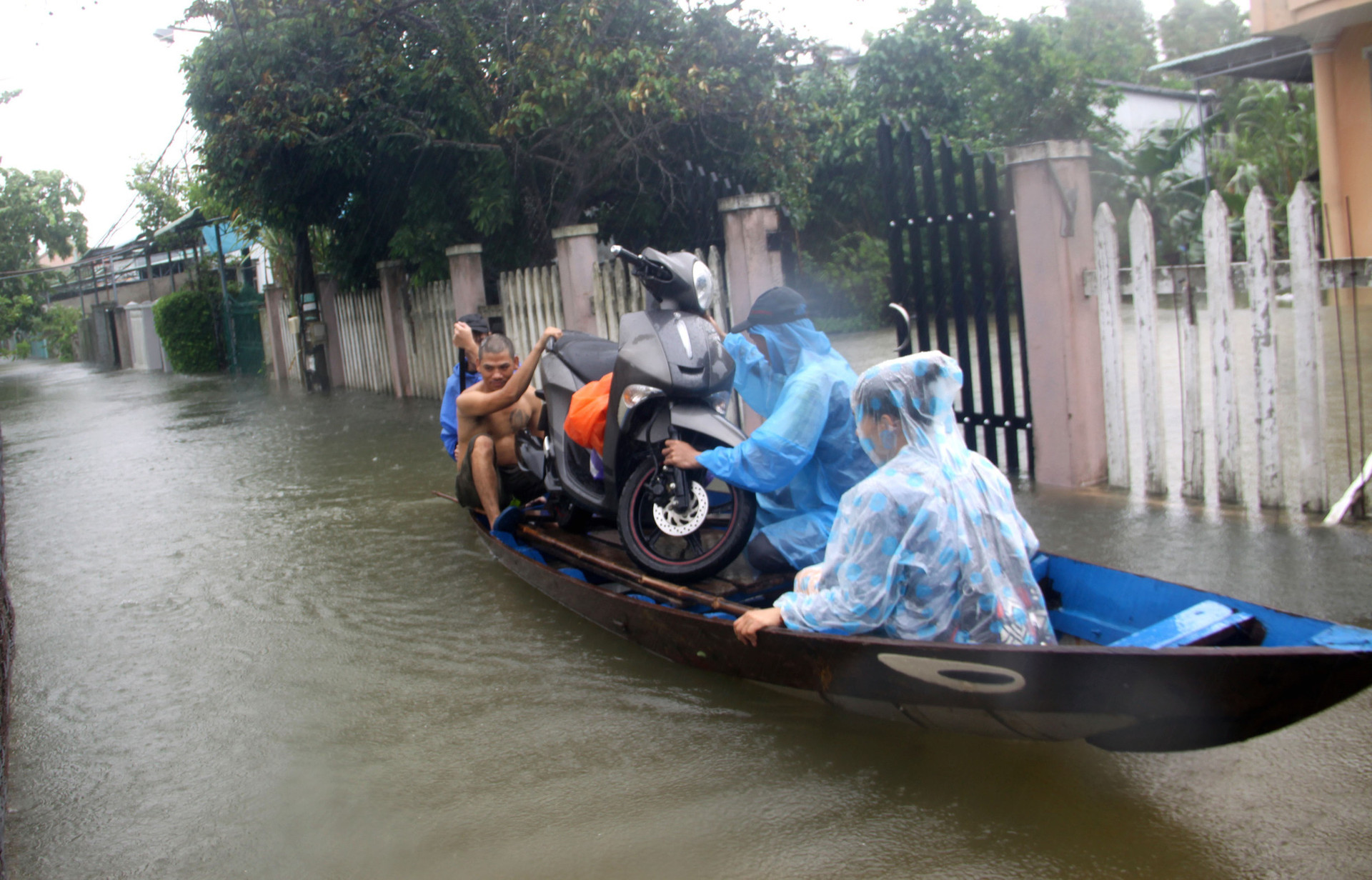 Quảng Nam: Hơn 73 ngôi nhà, nhiều công trình công cộng bị thiệt hại, hư hỏng do mưa lũ - Ảnh 7.