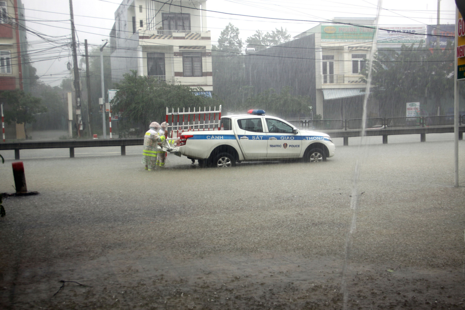 Quảng Nam: Hơn 73 ngôi nhà, nhiều công trình công cộng bị thiệt hại, hư hỏng do mưa lũ - Ảnh 4.