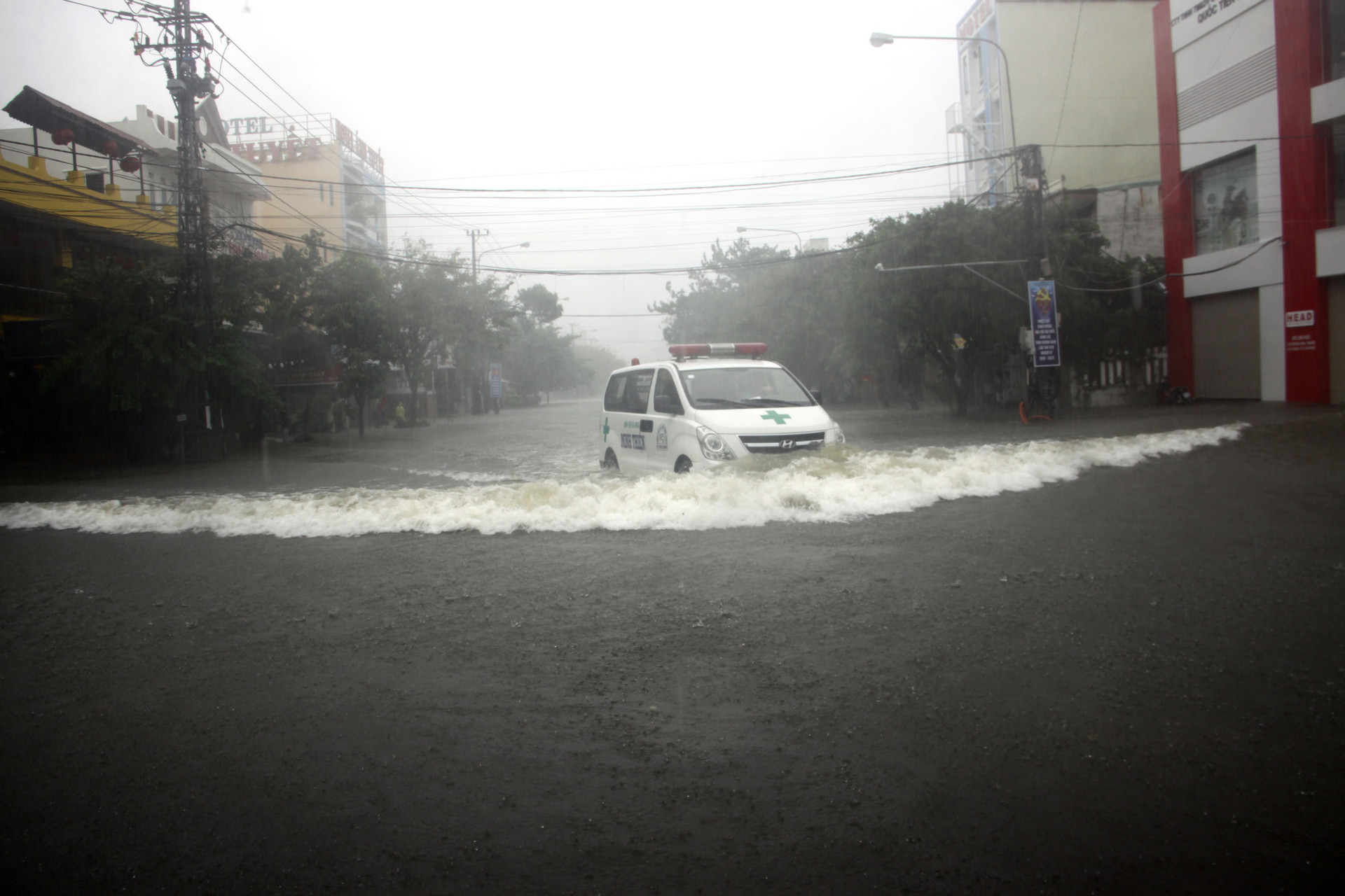 Quảng Nam: Hơn 73 ngôi nhà, nhiều công trình công cộng bị thiệt hại, hư hỏng do mưa lũ - Ảnh 1.