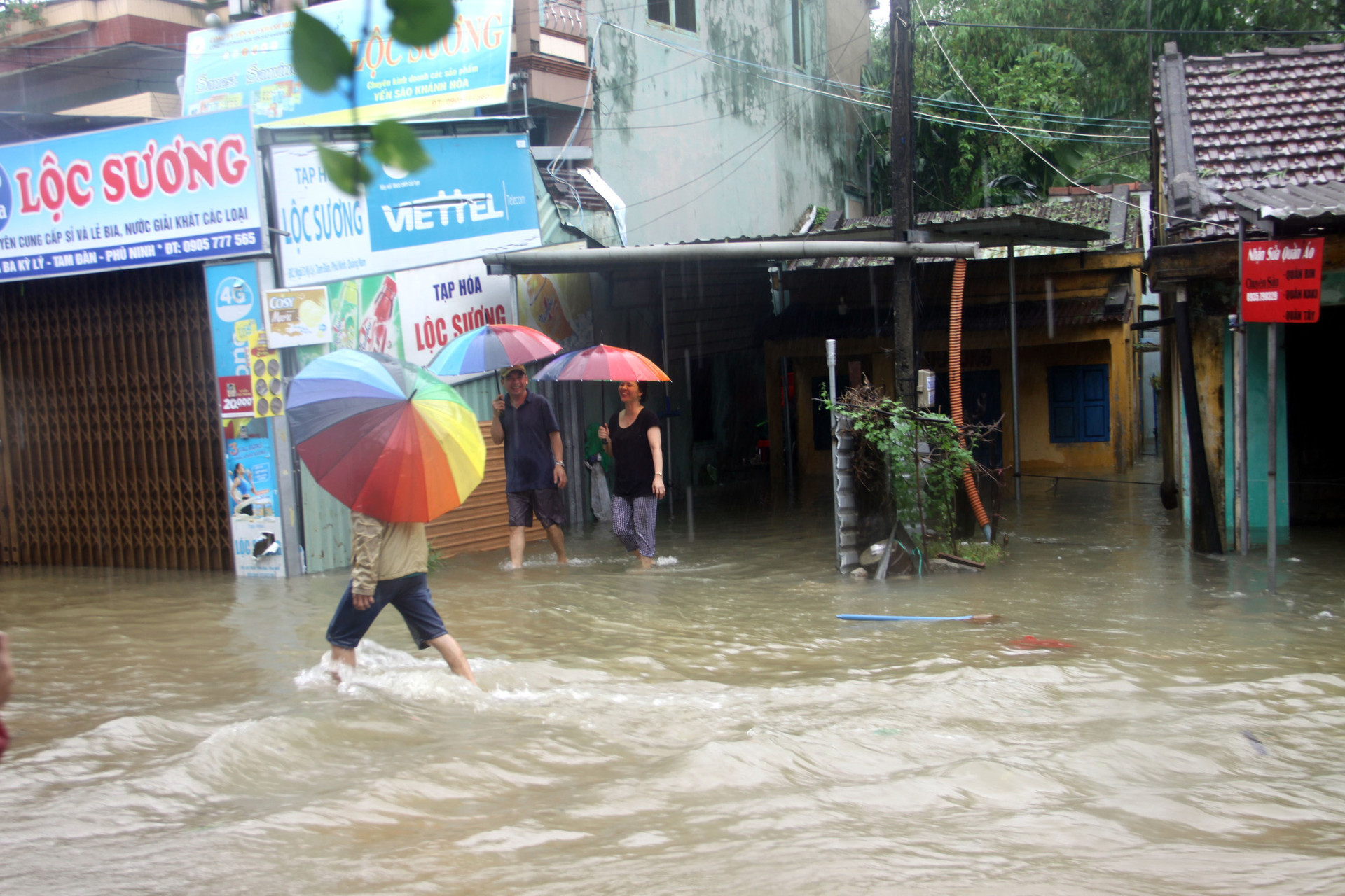 Quảng Nam: Hơn 73 ngôi nhà, nhiều công trình công cộng bị thiệt hại, hư hỏng do mưa lũ - Ảnh 5.