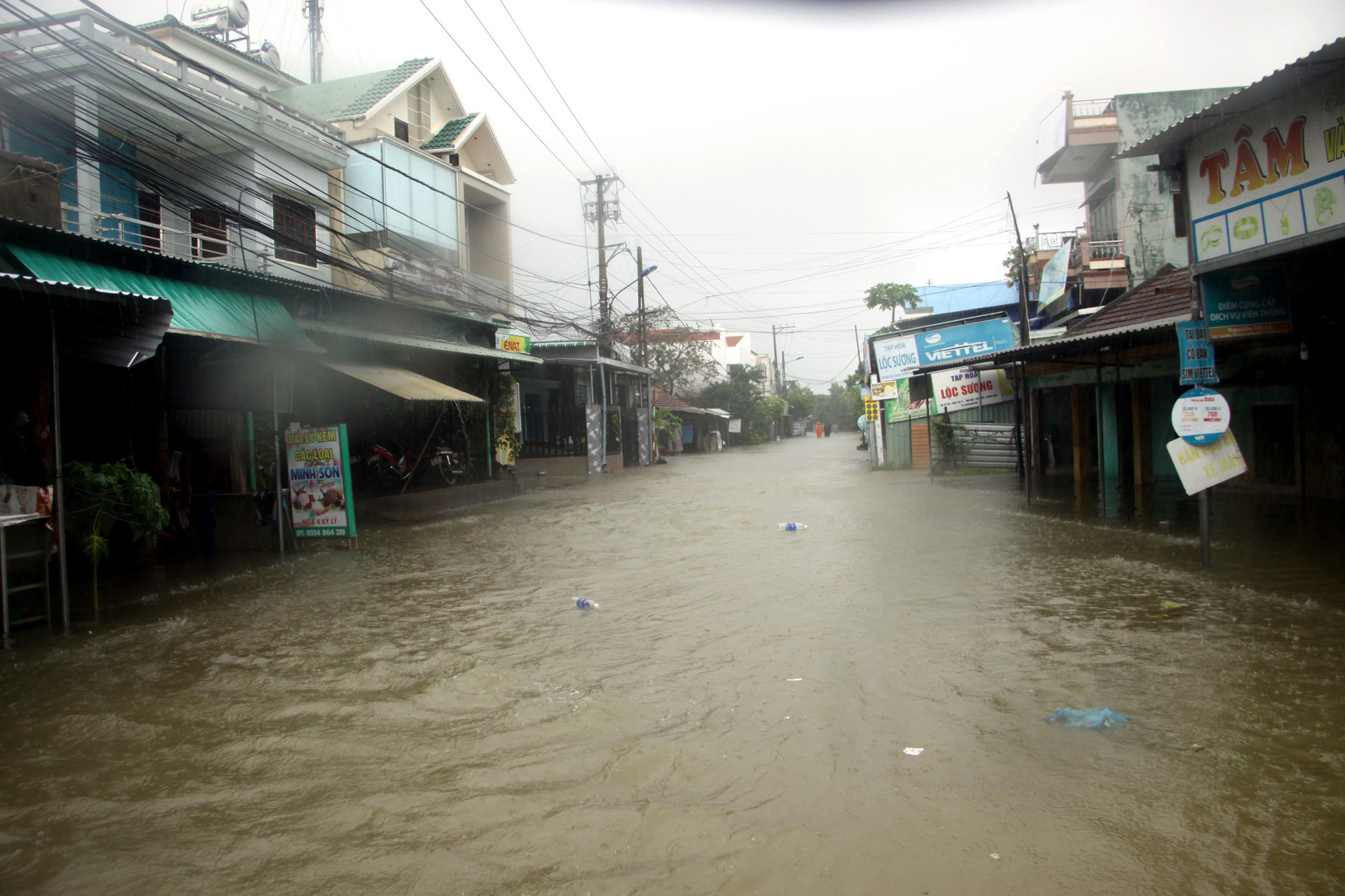 Quảng Nam: Hơn 73 ngôi nhà, nhiều công trình công cộng bị thiệt hại, hư hỏng do mưa lũ - Ảnh 2.