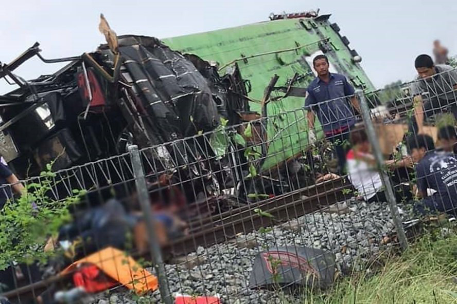 Xe khách va chạm tàu hỏa tại Thái Lan, ít nhất 17 người thiệt mạng - Ảnh 1.