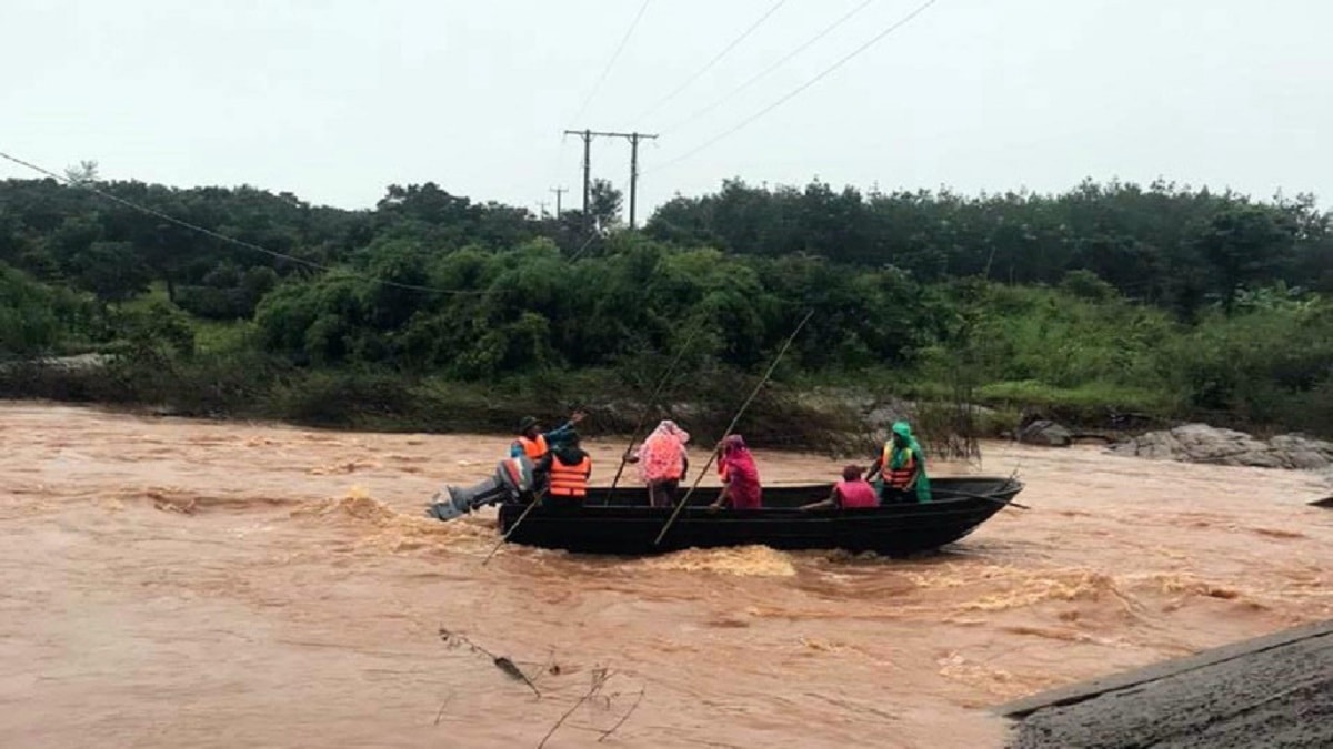 Người phụ nữ bị nước lũ cuốn trôi trên đường đi làm về