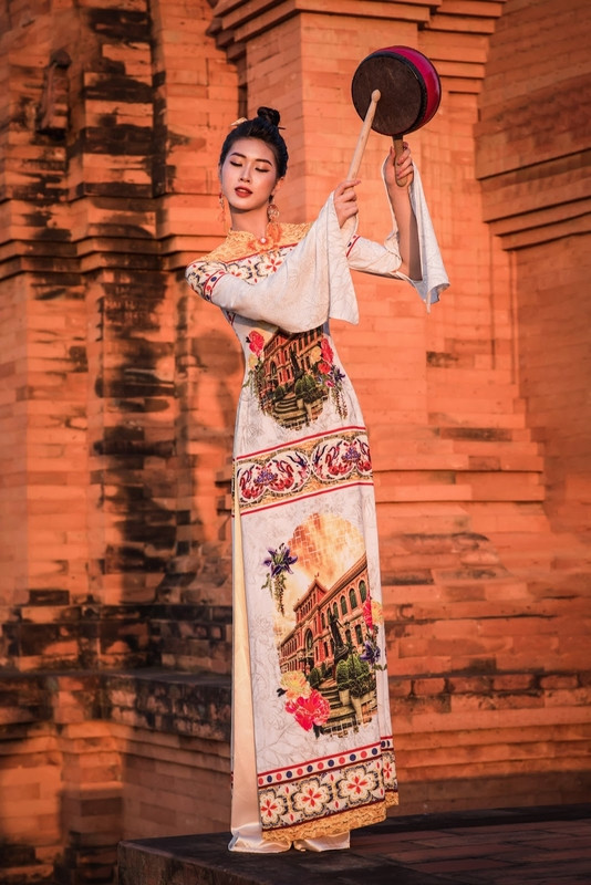 NTK Đỗ Trịnh Hoài Nam ‘chơi lớn’ dát vàng lên 26 chiếc nón lá ở Lễ hội Áo dài