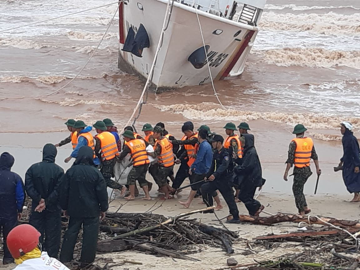 Quảng Trị:  Ứng cứu 9 thuyền viên gặp nạn trên tàu Vietship vào bờ an toàn