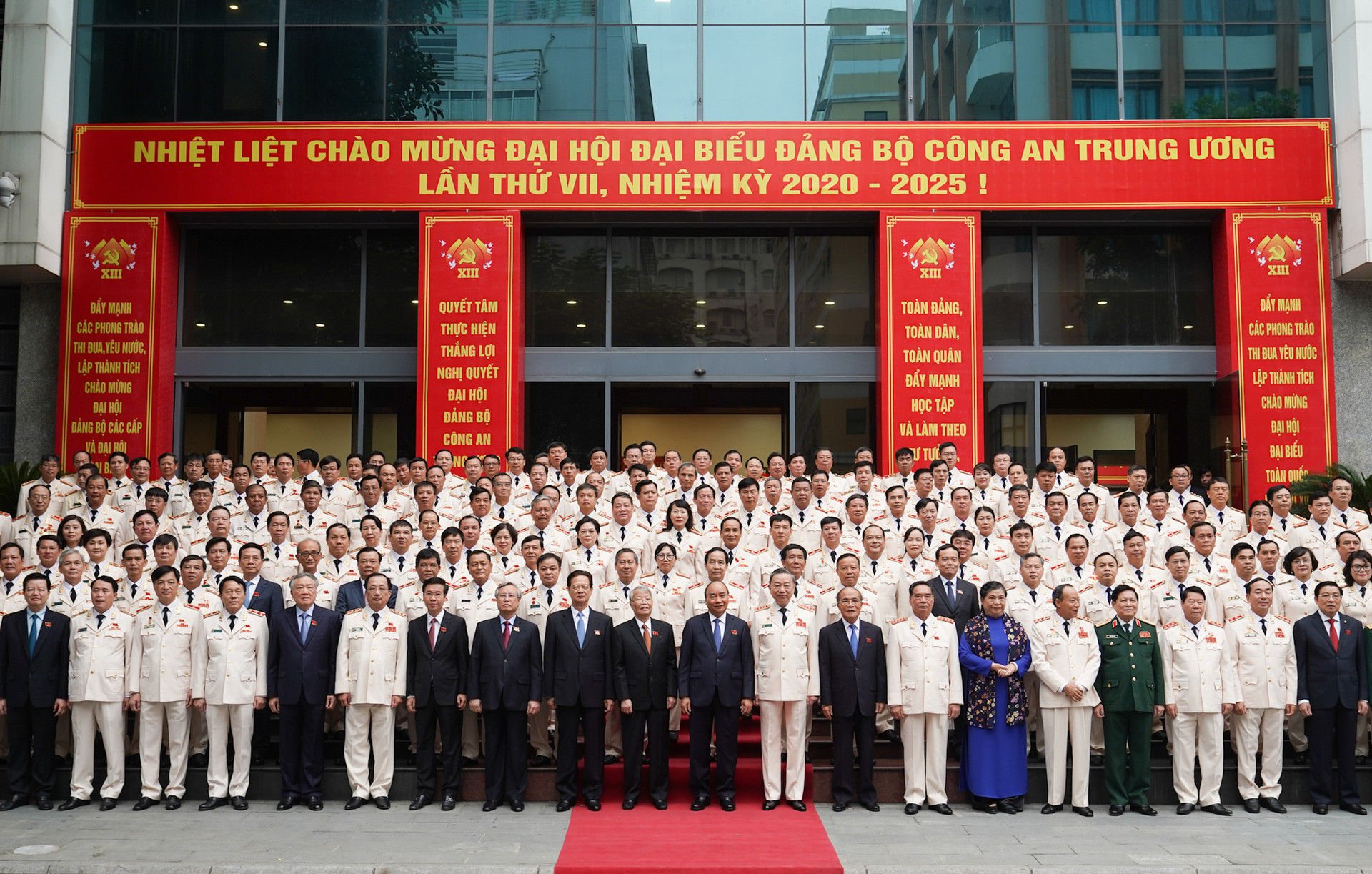Thủ tướng Nguyễn Xuân Phúc dự Đại hội Đảng bộ Công an Trung ương - Ảnh 1.