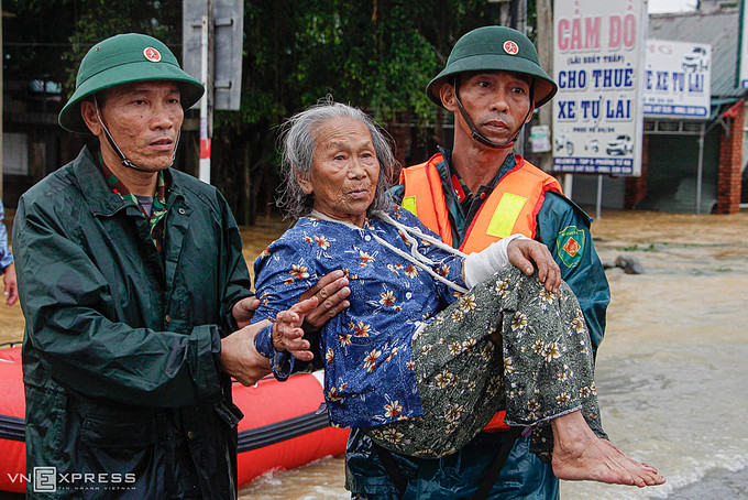 Bộ đội sơ tán dân vùng lũ ở thị xã Hương Trà, Thừa Thiên - Huế hôm 10/10.