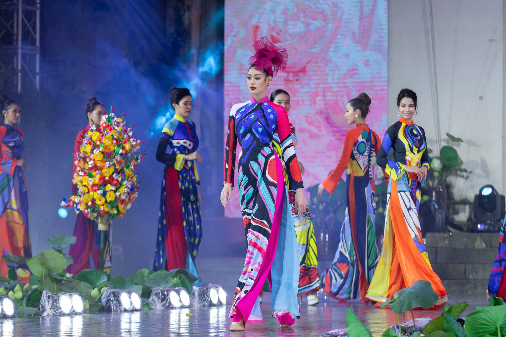 Hoa hậu Khánh Vân nổi bật tại Lễ hội Áo dài TP.HCM 2020 - Ảnh 3.