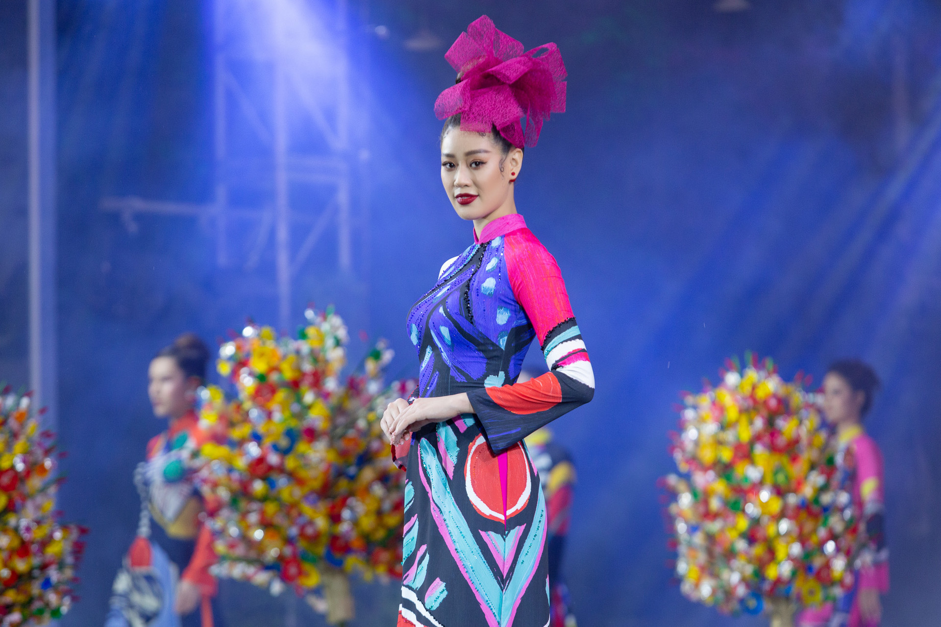 Hoa hậu Khánh Vân nổi bật tại Lễ hội Áo dài TP.HCM 2020 - Ảnh 4.