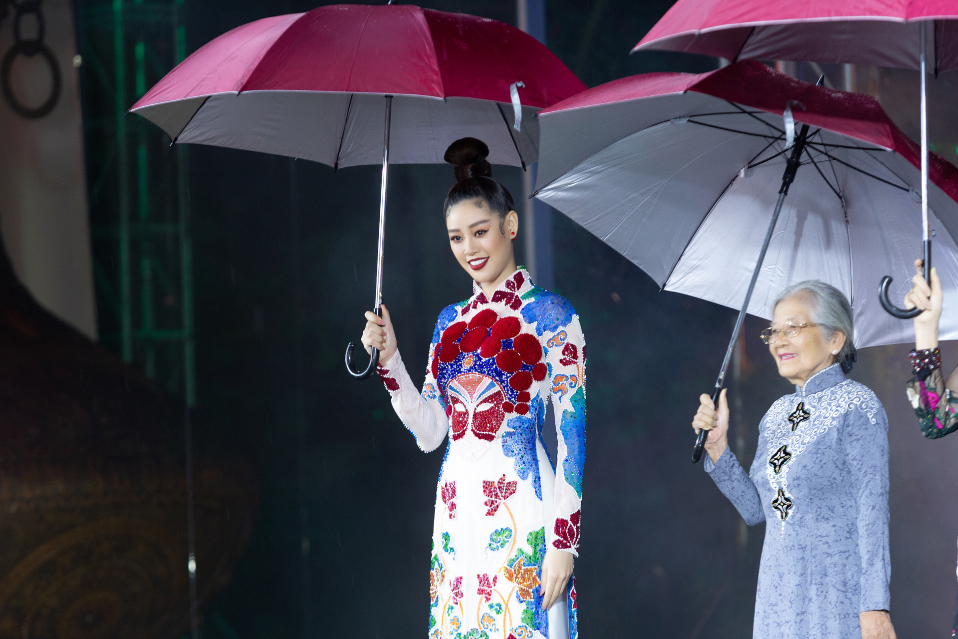 Hoa hậu Khánh Vân nổi bật tại Lễ hội Áo dài TP.HCM 2020 - Ảnh 1.