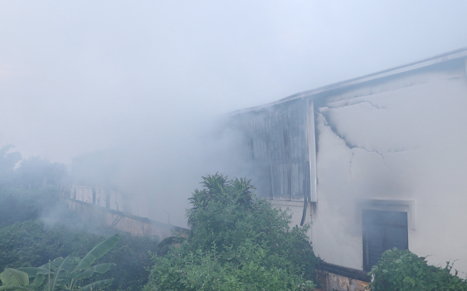 Cháy lớn tại Khu công nghiệp Hòa Xá, gần 1.000 m2 nhà xưởng bị thiệt hại nặng - Ảnh 1.