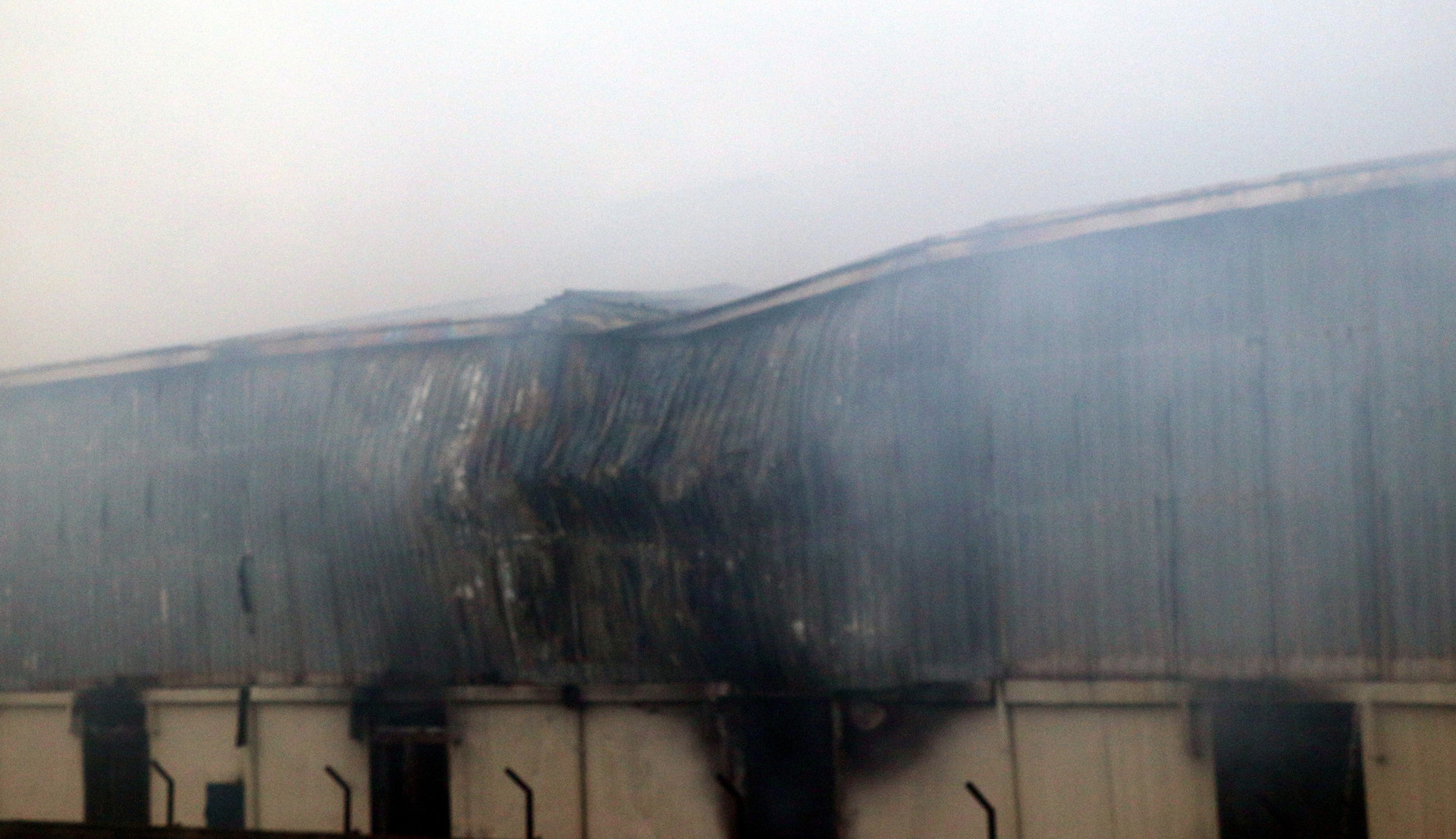 Cháy lớn tại Khu công nghiệp Hòa Xá, gần 1.000 m2 nhà xưởng bị thiệt hại nặng - Ảnh 2.