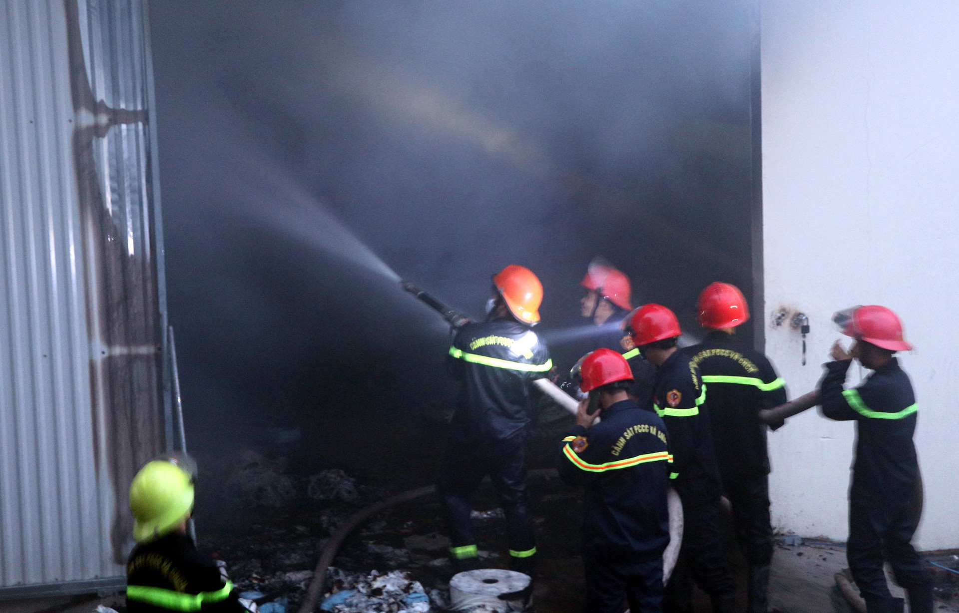 Cháy lớn tại Khu công nghiệp Hòa Xá, gần 1.000 m2 nhà xưởng bị thiệt hại nặng - Ảnh 3.