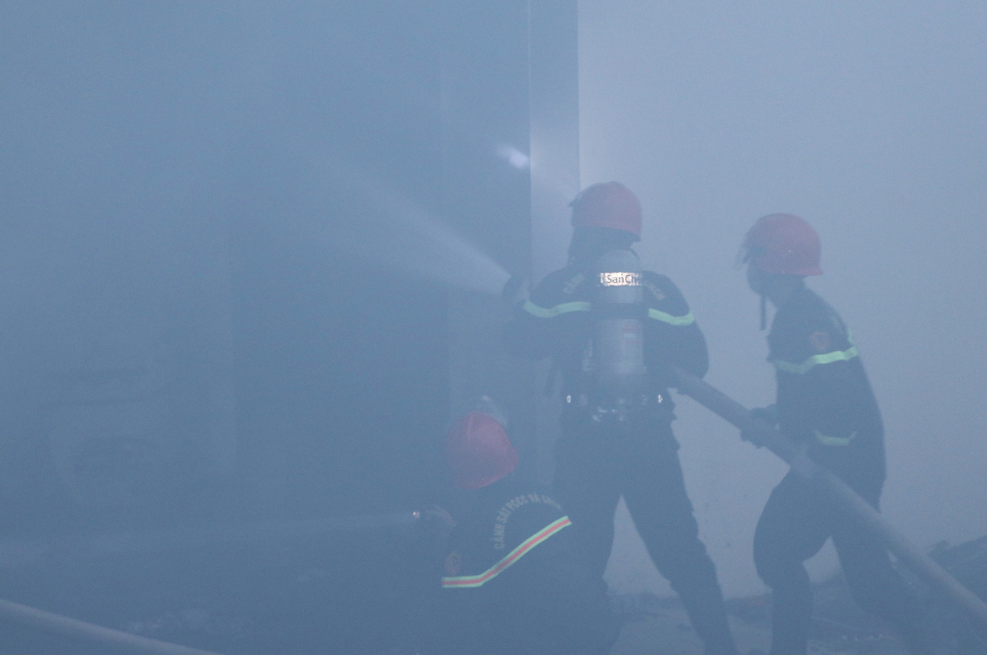 Cháy lớn tại Khu công nghiệp Hòa Xá, gần 1.000 m2 nhà xưởng bị thiệt hại nặng - Ảnh 6.