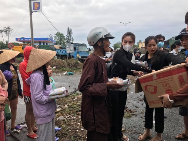 Thủy Tiên bất chấp nguy hiểm mang 10 tỷ đến cứu trợ bà con miền Trung